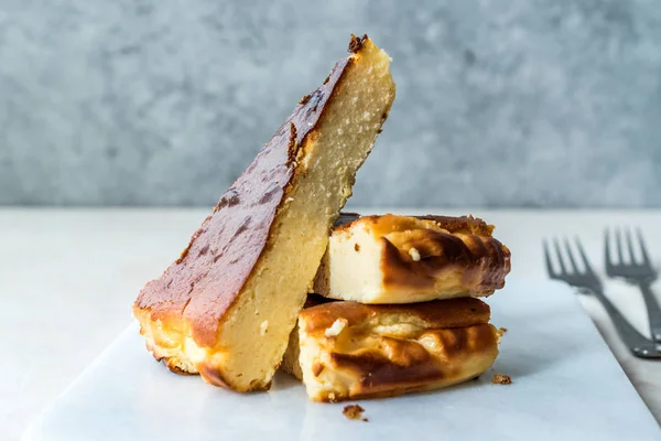 Rebanada de pastel de queso de San Sebastián en la superficie de mármol / Cremosa llanura estilo de Nueva York —  Fotos de Stock