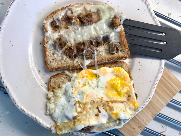 Torrada de sanduíche estilo turco com carne de Kavurma, ovo frito e queijo derretido . — Fotografia de Stock