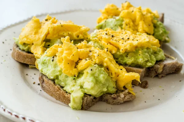 Kahvaltıda Tost Ekmeğinde Avokadolu Çırpılmış Yumurta.