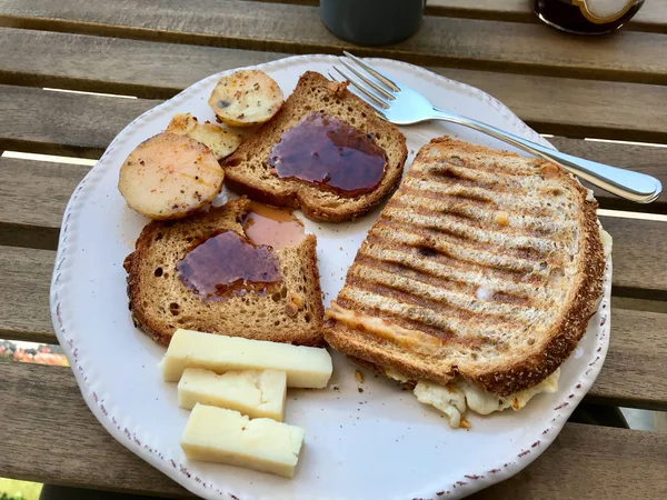 Desayuno con sándwich de pan tostado con mermelada, huevo frito y queso derretido . — Foto de Stock