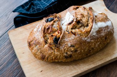 Kuru Domatesli Ve Siyah Zeytinli Esnaf Fırını Ekmeği Hazır t