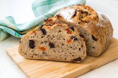 Kuru Domatesli Ve Siyah Zeytinli Esnaf Ekmek Yemeye Hazır.