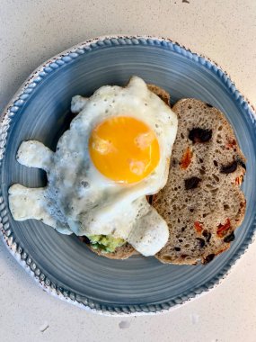 Kahvaltıda Tost Ekmeği üzerine Avokado ile Kızarmış Yumurta