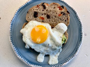 Kahvaltıda Tost Ekmeği üzerine Avokado ile Kızarmış Yumurta