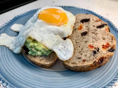 Kahvaltıda Tost Ekmeği üzerine Avokado ile Kızarmış Yumurta