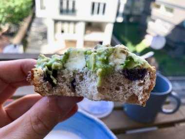 Elinde Avokado Ezmesi ile Ekmek Dilimi Tutma Kahvaltıda Isırmaya Hazır.