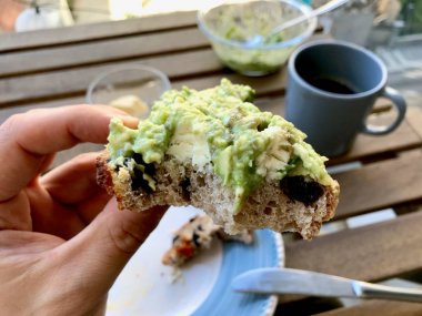 Elinde Avokado Ezmesi ile Ekmek Dilimi Tutma Kahvaltıda Isırmaya Hazır.