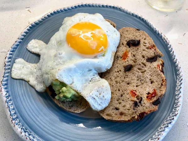 Ovo frito com abacate no pão de torradas para o café da manhã — Fotografia de Stock