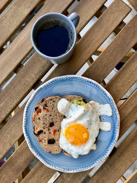 Huevo frito con aguacate en pan tostado para el desayuno —  Fotos de Stock