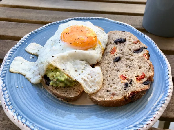 Tükörtojás avokádóval a Toast kenyér reggelire — Stock Fotó