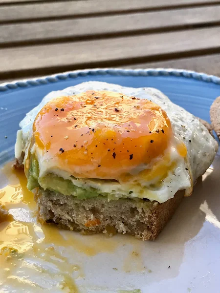 Uovo fritto con Avocado sul pane tostato per colazione — Foto Stock
