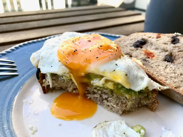 Huevo frito con aguacate en pan tostado para el desayuno —  Fotos de Stock