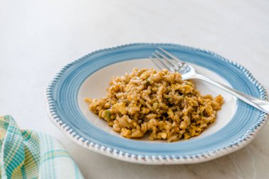 Soya Soslu Risotto Pirinç ve Yumurta genellikle Beyaz Wi ile servis