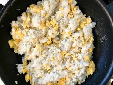 Tavada Soya Soslu Risotto Pilavı ve Yumurta.