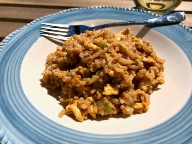 Soya Soslu Risotto Pirinç ve Yumurta Şarap ile servis.