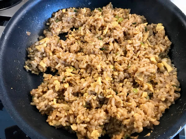 Ryż risotto z sosem sojowym i jajkiem w kuchni Pan. — Zdjęcie stockowe