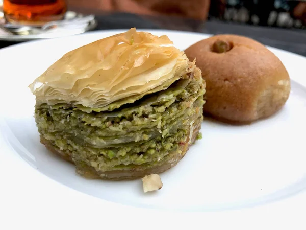 Geleneksel Restoranda Tabakta Servis Edilen Çaylı Türk Tatlısı Sekerpare ve Baklava — Stok fotoğraf