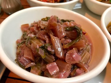 Porselen Bardakta Vişne Soslu Zeytinyağlı Pazı.