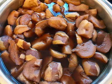 Tencerede ServisE Hazır Kırmızı Şaraplı Ayva.