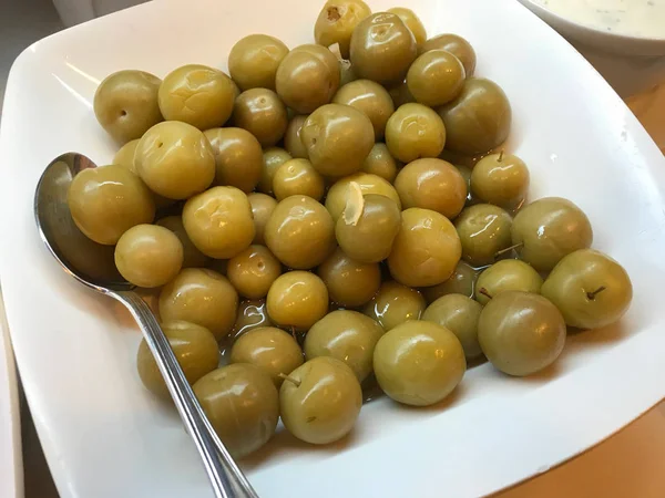 Pickles de prunes marinées dans une assiette prête à servir — Photo