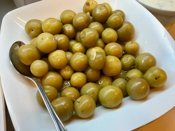 Pickles de prunes marinées dans une assiette prête à servir — Photo