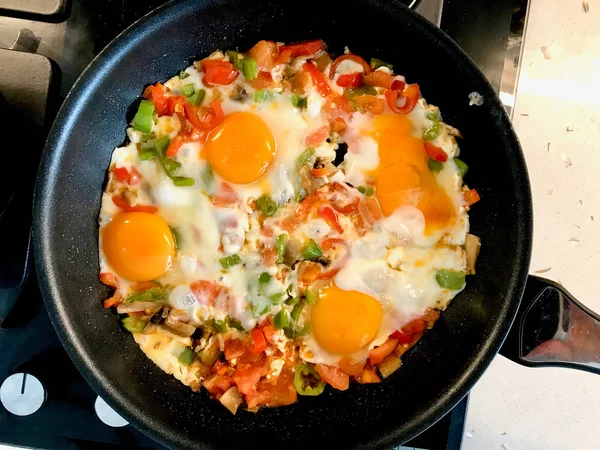 팬 요리에 야채와 계란 튀김 — 스톡 사진