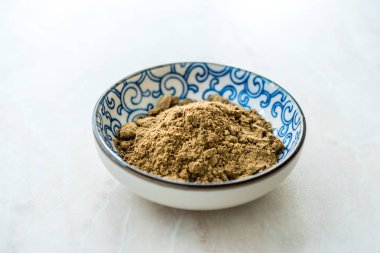 Küçük geleneksel porselen kase Hint garam masala tozu. 
