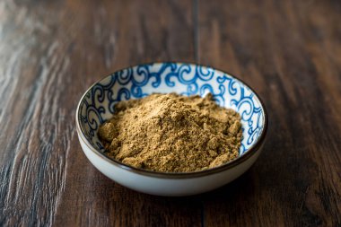 Küçük geleneksel porselen kase Hint garam masala tozu. 