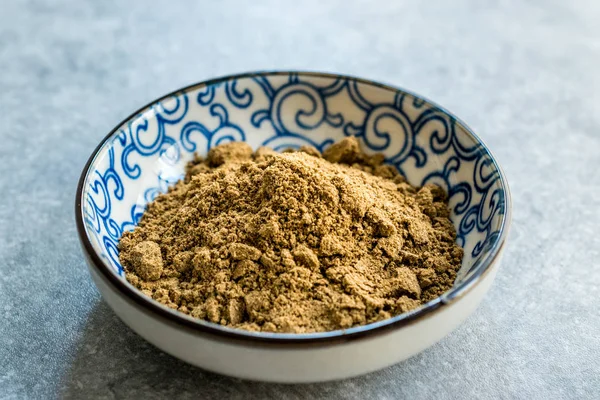 Pó indiano Garam Masala em pequena tigela de porcelana tradicional . — Fotografia de Stock