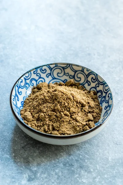 Küçük geleneksel porselen kase Hint garam masala tozu. — Stok fotoğraf