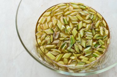 Su içinde Marine edilmiş pazı kökü Pickles cam kase Diagonal Cut