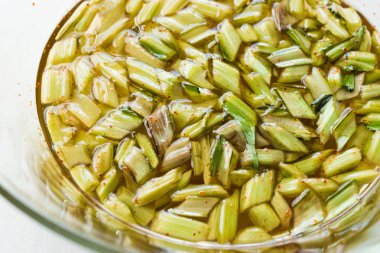 Su içinde Marine edilmiş pazı kökü Pickles cam kase Diagonal Cut