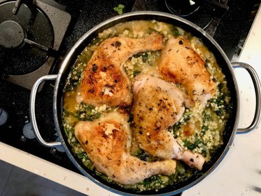 Tavada tavuk bacakları ve pazı kökleri ile kuskus hizmete hazır