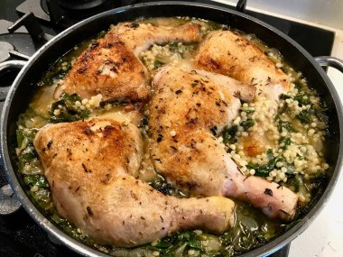 Tavada tavuk bacakları ve pazı kökleri ile kuskus hizmete hazır