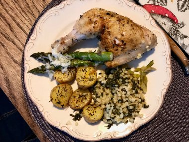 Tavuk bacakları, pazı, Kuşkonus, patates ve parmesan peyniri ile kuskus