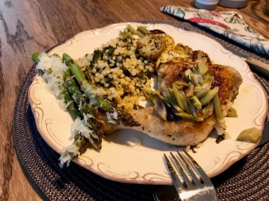 Tavuk bacakları, pazı, Kuşkonsuz, patates ve Parme ile kuskus