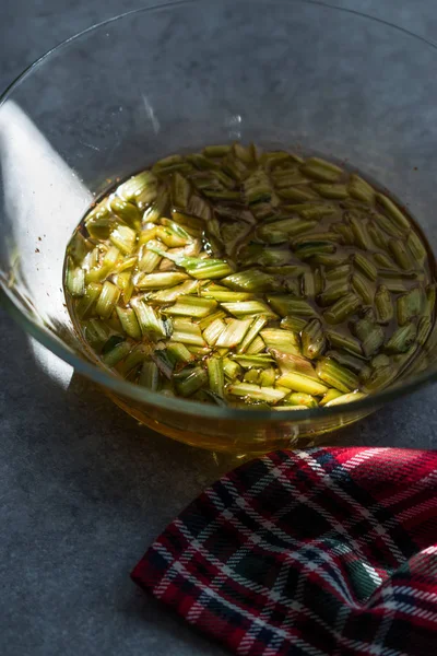 Gemarineerde snijbiet wortel Pickles in water gesneden diagonaal in glazen kom — Stockfoto