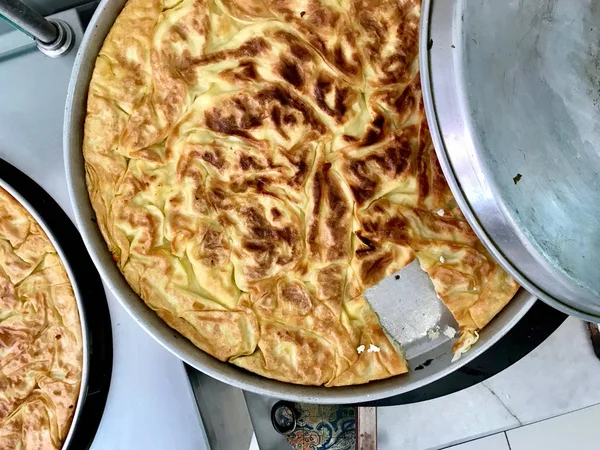 Su Boregi / Borek turco inteiro / Burek na bandeja — Fotografia de Stock