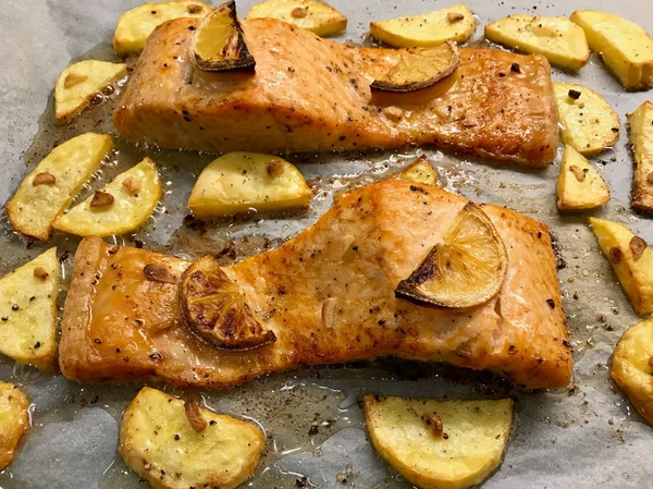 Baked Salmon Fillet on Parchment Paper with Lemon and Potatoes. — Stock Photo, Image