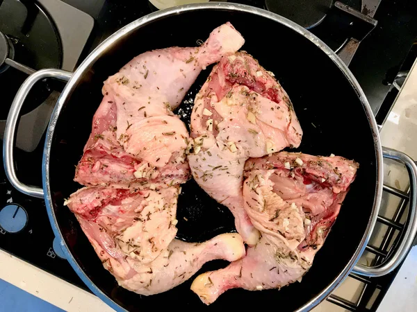 Rauwe kippenpoten zijn frituren in de pan. — Stockfoto