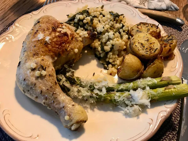 Couscous con cosce di pollo, bietola, asparagi, patate e parmigiano — Foto Stock