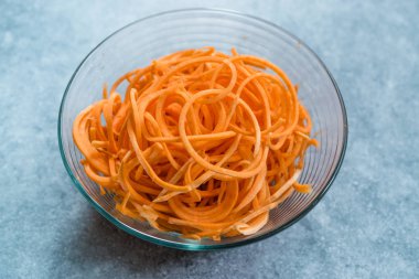 Cam kase içinde spiralized ham tatlı patates Cook hazır/kullanım.