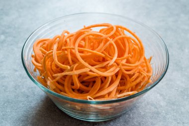 Cam kase içinde spiralized ham tatlı patates Cook hazır/kullanım.