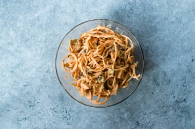 Tahin ile spiralized ham tatlı patates salatası/tahin sos, Wal