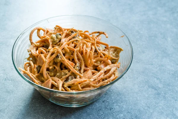 Spiraalvormige rauwe zoete aardappelsalade met tahin/Tahin saus, wal — Stockfoto
