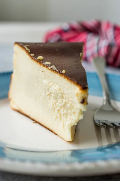 San Sebastian Cheesecake Slice on Plate / Creamy Plain Spagna Stile . — Foto Stock