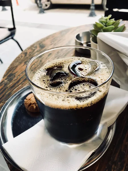 カフェショップで冷たいコーヒーとアイスがクッキーを添えたウー — ストック写真
