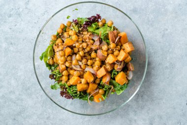 Tatlı Patates ve Baharatlı Kırmızı Soslu Nohut Salatası