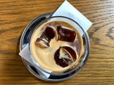 Cafe Shop'ta Buzlu Soğuk Americano Kahveahşap Masada Kurabiye ile servis edilir.