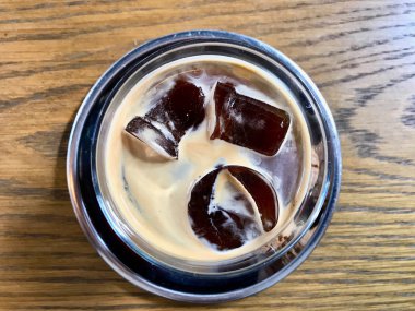 Cafe Shop'ta Buzlu Soğuk Americano Kahveahşap Masada Kurabiye ile servis edilir